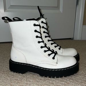 Women’s White Moro Boots Size 8